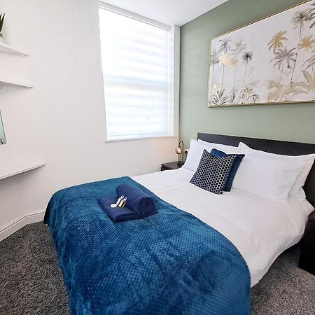 Bright 3 Bed Apartment With Terrace, Free Parking On Premises วัตฟอร์ด ภายนอก รูปภาพ
