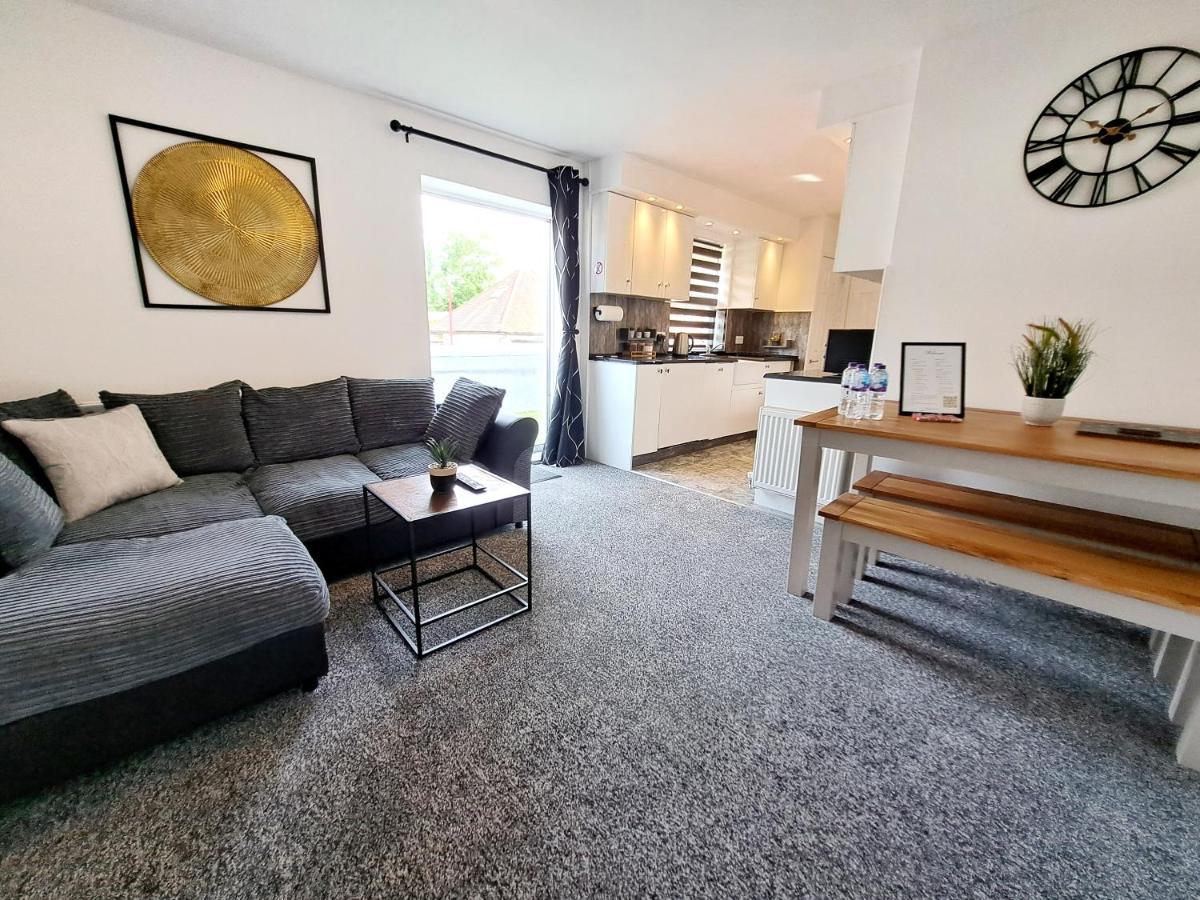 Bright 3 Bed Apartment With Terrace, Free Parking On Premises วัตฟอร์ด ภายนอก รูปภาพ