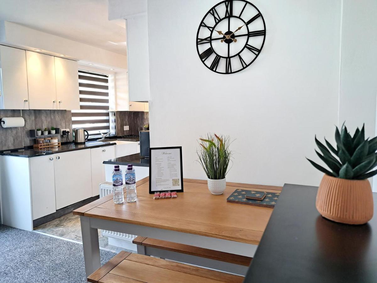 Bright 3 Bed Apartment With Terrace, Free Parking On Premises วัตฟอร์ด ภายนอก รูปภาพ