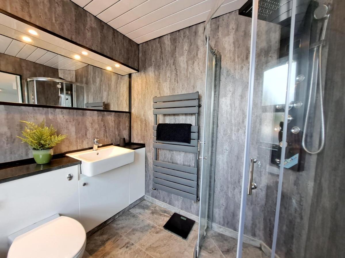 Bright 3 Bed Apartment With Terrace, Free Parking On Premises วัตฟอร์ด ภายนอก รูปภาพ
