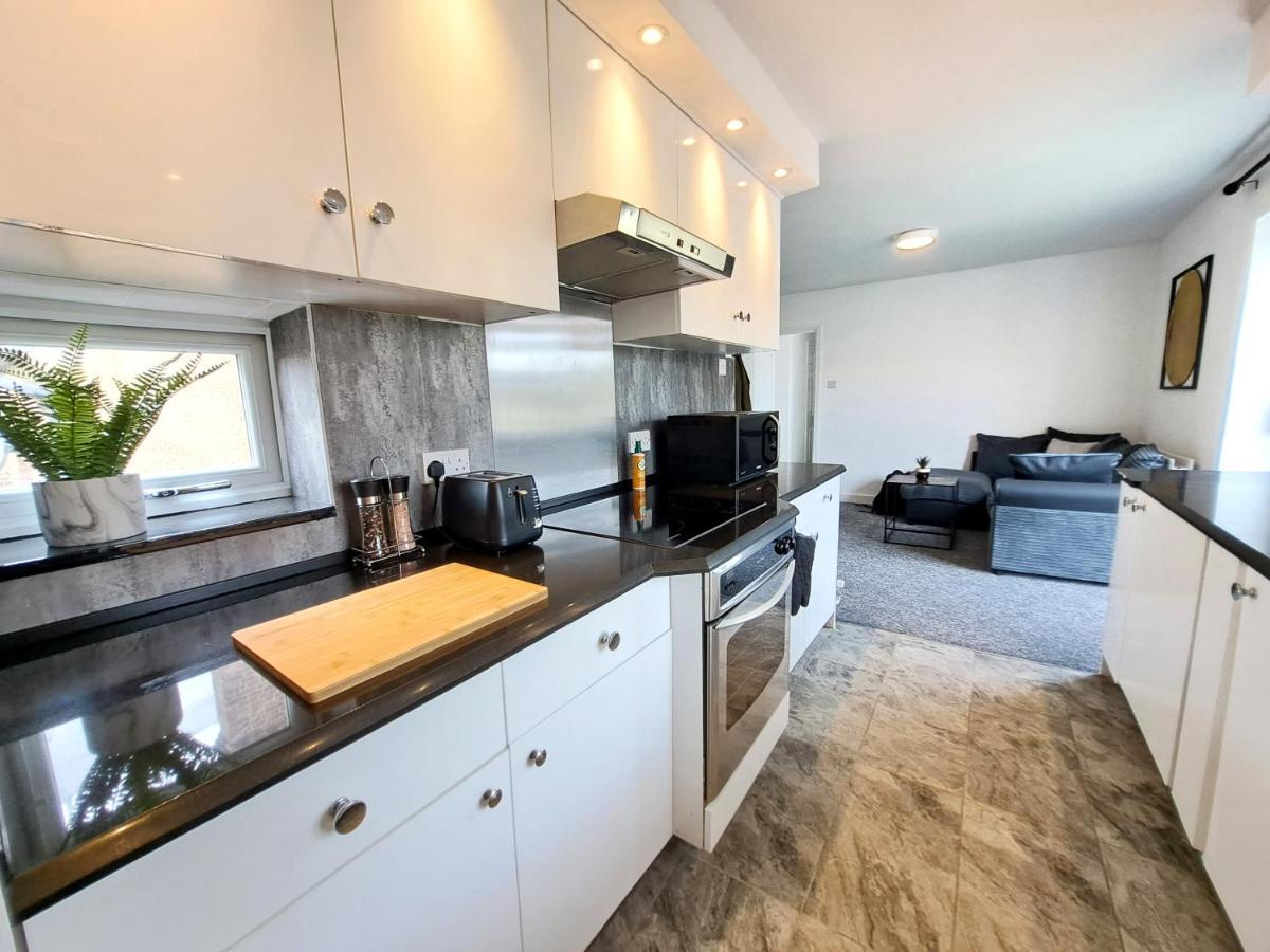 Bright 3 Bed Apartment With Terrace, Free Parking On Premises วัตฟอร์ด ภายนอก รูปภาพ